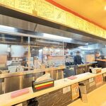 蒙古タンメン中本 - 厨房の様子