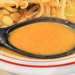 蒙古タンメン中本 - 干し海老の香ばしさとホタテ、イカの魚介出汁が口いっぱいに広がります