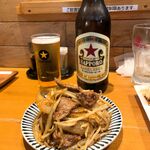 国民酒場 じぃえんとるまん - 料理写真:赤星大瓶450円+レバースタミナ焼き500円