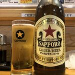 国民酒場 じぃえんとるまん - 赤星大瓶450円このお店の画像は赤星で溢れかえっている