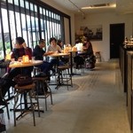 bondolfi boncaffē 代官山 - wifi（もちろん無料）があるのが良い。店内はカジュアルで落ち着いた雰囲気。話はできるけどあまりうるさくない感じ。