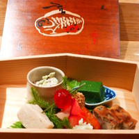 美山荘 - 2015年1月　フタを開けると～蕗のとう白和え。よもぎ豆腐。岩魚赤蕪衣。むかご松風。揚ふきのとう。等