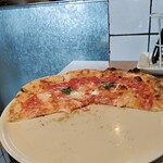 ミュゼウメキタ ワインバー&グリル - マルゲリータ　薄い生地でおいしい