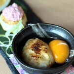 地鶏×鮮魚 個室居酒屋 もみじ邸 - ・手づくりつくね 三種 780円/税込
(すき焼き風月見、しば漬けタルタル、おろしマヨネーズ)
