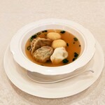 銀座 飛雁閣 - スープに入った5種の餃子（広東風餃子・エビチリ餃子球・広東風餃子球・水餃子・エビニラ饅頭）