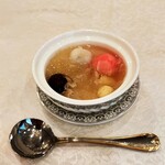 銀座 飛雁閣 - 紅白茹で団子入り中国デザートは白キクラゲがタップリ