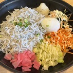 とびっちょ - 釜揚げしらす丼（温泉たまご付き）