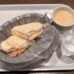 レイルウェイクラブ - 厚切りベーコン＆チーズのパニーニ