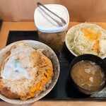 とんかつ かつ圀屋 - 料理写真:かつ丼、キャベツサラダ