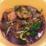 Kuay Tiew Rua Thasiam - ナムトック ムー トゥン センレック79バーツ　透明ゼリー状がトゥン。お情けで一個たべました。