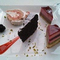 青山 エリュシオンハウス - デザートはワゴンから選びたいだけ♪
                なーんて幸せっ！
                どれも全部美味！カシス、ガトーショコラ、そしてマロンロールケーキが一番おいしかった～ヾ(≧∇≦)
                