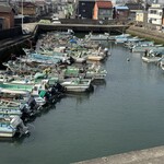 食堂はまかぜ - はまぐりプラザ裏側の漁船