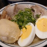 饂飩頑陣 - １個分のゆで玉子と追加トッピング的なる玉子天(黄身は半熟)