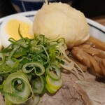 饂飩頑陣 - 中央にはきざみネギ、その右にはメンマ！？