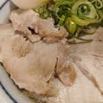 饂飩頑陣 - チャーシューはほぼワイルド風味なもの。お出汁が優しい風味なうどんつゆにしっかり浸していただきやした