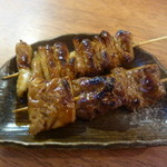 一献 - シロ（手前）と皮(奥)のタレ焼き