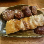 一献 - 豚肉　はつ(奥)とバラ(手前)の塩焼き