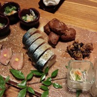 ろっこん - 突出しは5人分を一つの皿に