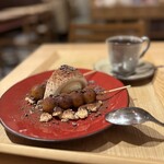 ティラミス専門店 リバーレ - ティラミス団子とコーヒー。店内でゆっくり楽しめる人気の組み合わせです。