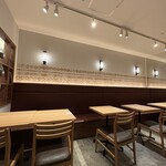 ティラミス専門店 リバーレ - ゆったりとしたテーブル席。買い物途中の休憩やカフェタイムにもご利用いただけます。