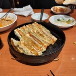 刀削麺 西安飯荘 - 鉄鍋餃子