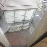 眼下にはカルティエが。