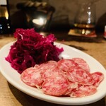 タフィア - ・白黴サラミ、赤キャベツのピクルス添え