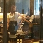 Tonkatsu Maisen - ガラス越しのお隣店員さん。何をしてるんでしょう。どっちが色白かすね、タイがでてますねぇ。