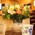 高山珈琲 - お洒落な花が飾ってある