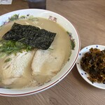 三吉ラーメン - ラーメン(豚骨) 800円
※小皿はサービスの辛子高菜