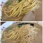 三吉ラーメン - バリカタの麺
胡麻を振りかける