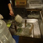 絵空 - 「絵空」麺湯でと具材はテボ茹で方式