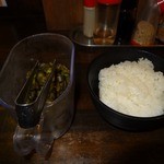 絵空 - 「絵空」漬物と小ライス50円(税込み)でお代わり無料