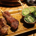 炭與海鮮與串燒與肴 Totttotto 難波千日前店 - シャキシャキレタス豚巻きと、ジューシーで柔らかいトロ牛タン