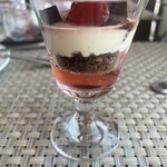 レストラン シンフォニー - ピンクの蓋もチョコでパリパリ✨️珍しい白いちご乗ってました♡(´˘`๑)