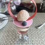 レストラン シンフォニー - いちごとカモミールのパフェ