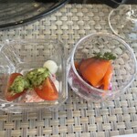 レストラン シンフォニー - スモークサーモンとビーツクリームのサラダ、モッツァレラチーズとズワイ蟹のバジルマリネ