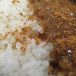 CoCo壱番屋 - 卓上(無料)のとび辛スパイスをふりかけると、辛さの調整ができます。かけ過ぎると粉っぽくなります。