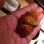 鮨 さかい - 2015　1月　地雲丹のお寿司は手に直接、海苔なし