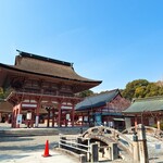 まるあ青果 - 東側の参道には名物菓子『くつわ』などが売っているお店があります。