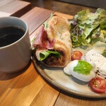 GOOD CHEESE GOOD BAKE - ランチ 1550円 モッツァレラ、オレガノ？のチーズ