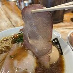 松戸中華そば 富田食堂 - モモチャーシューリフト。