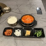 ラオン 焼肉 - スンドブチゲ、ライス、パンチャン