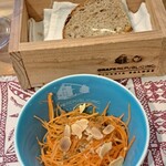 GRAPEREPUBLICINC. VINERIA SALONE - キャロットラペとライ麦パン