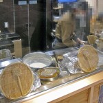 もみじ堂 - 揚げ物調理の様子が良く見えます