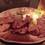 なおたん - 一押しの牛タン、3種をひと皿で出してもらいました。仙台で食べた美味しさがここで味わえます。