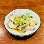 焼鳥 酉乃洲 - 鶏もも低温調理 千住ネギ 熱したごま油