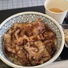  焼肉丼 みらく - 焼肉丼(税込850円)
①焼肉丼【薄切り牛焼肉6枚載せ】②お味噌汁③茹で蘖〖モヤシ〗のナムル