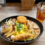 カリガリ - アキバ盛りカレー1（ごはん少なめ）
ランチセットB
・エビフライトッピング
・カニクリームコロッケトッピング
・アイスティー