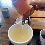 長寿庵 - 蕎麦湯が熱くて多くて嬉しいです。どんなに注いでもまだ残ります